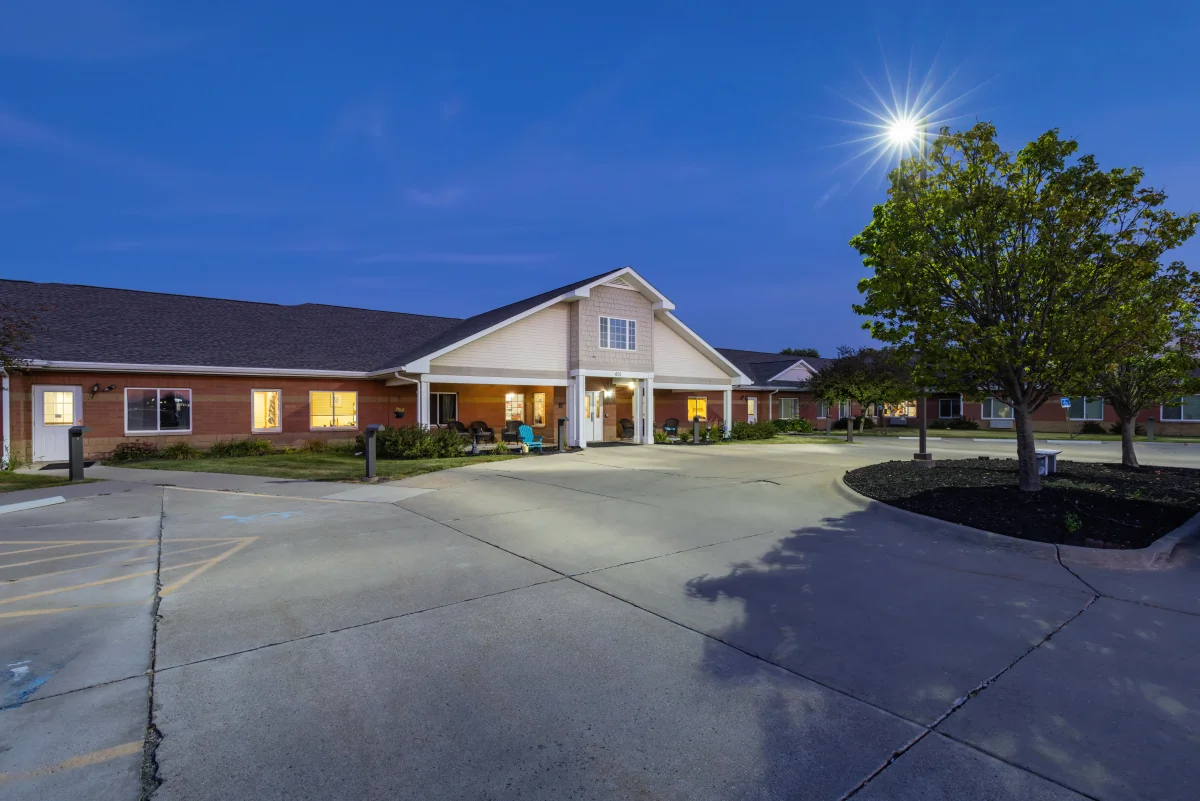 https://www.jaybirdseniorliving.com/wp-content/uploads/2023/12/Courtyard_Estates_at_Hawthorne_Crossing_25_1200.webp